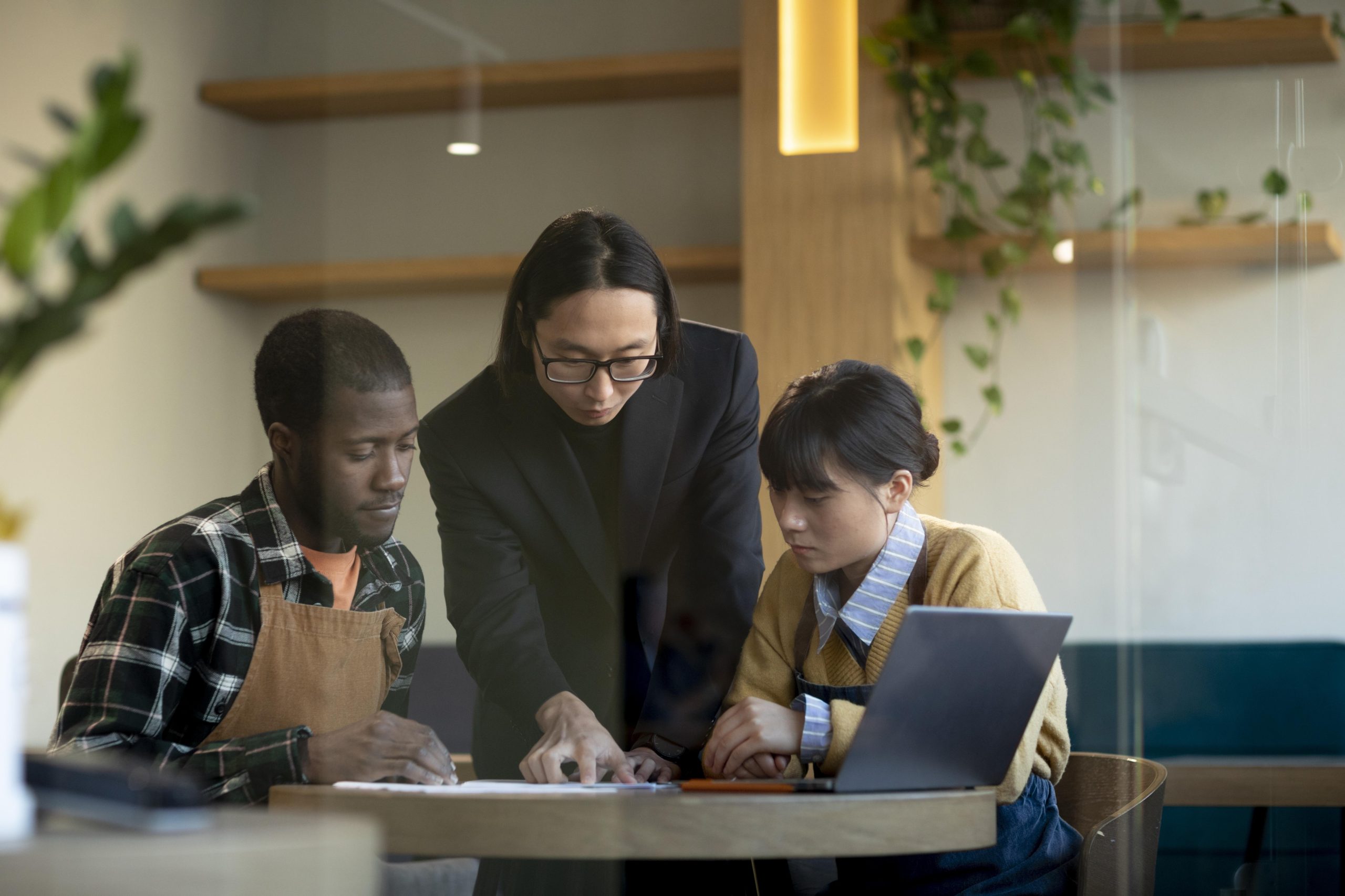 medium-shot-business-owners-talking